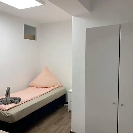 Central Private In Popular Neighborhood! Lägenhet *