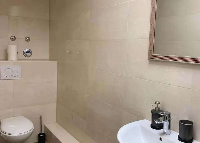 Central Private In Popular Neighborhood! Lejlighed *